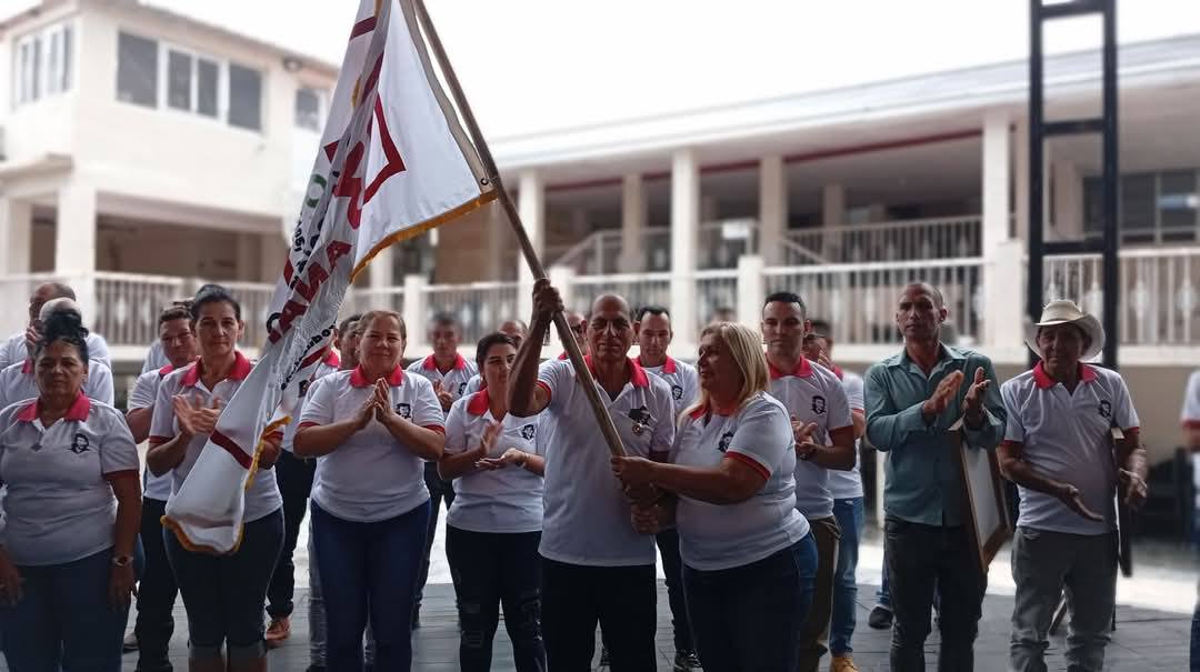 Alberto37126025's tweet photo. Anett Ortìz, presidenta de la CCS Antonio Guiteras Holmes, de Encrucijada, lìder del movimiento polìtico y productivo de arroz Fèlix Gonzàlez Viego, una de las abanderadas de la delegaciòn de Villa Clara al pròximo Congreso de la ANAP: #juntosporvillaclara. https://t.co/dmG2XQXml8