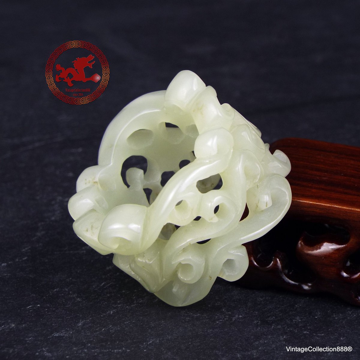 AmuletsShop888's tweet photo. Viejo Anillo chino de Jade Nefrita blanco tallado y ahuecado con motivos florales. Anillo arquero chino de Jade Nefrita, Anillo pulgar https://t.co/5K4vhigqQT #Vintagecollection888 #Etsy #AnilloChinoArqueroDeJade https://t.co/khBKKwI3Bd