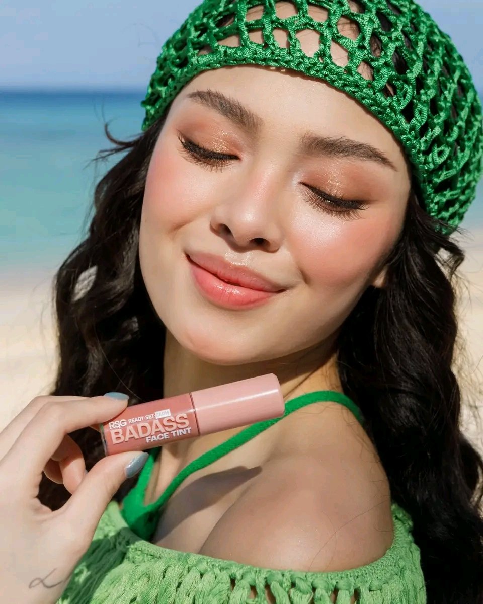 eysivey's tweet photo. LOOK AT THAT FACE CARD!?!?! 
 
#ReadySetGlowPH #SummerGlow #ACforReadySetGlow #ACBonifacio #RSG https://t.co/12E7QsZ3OR