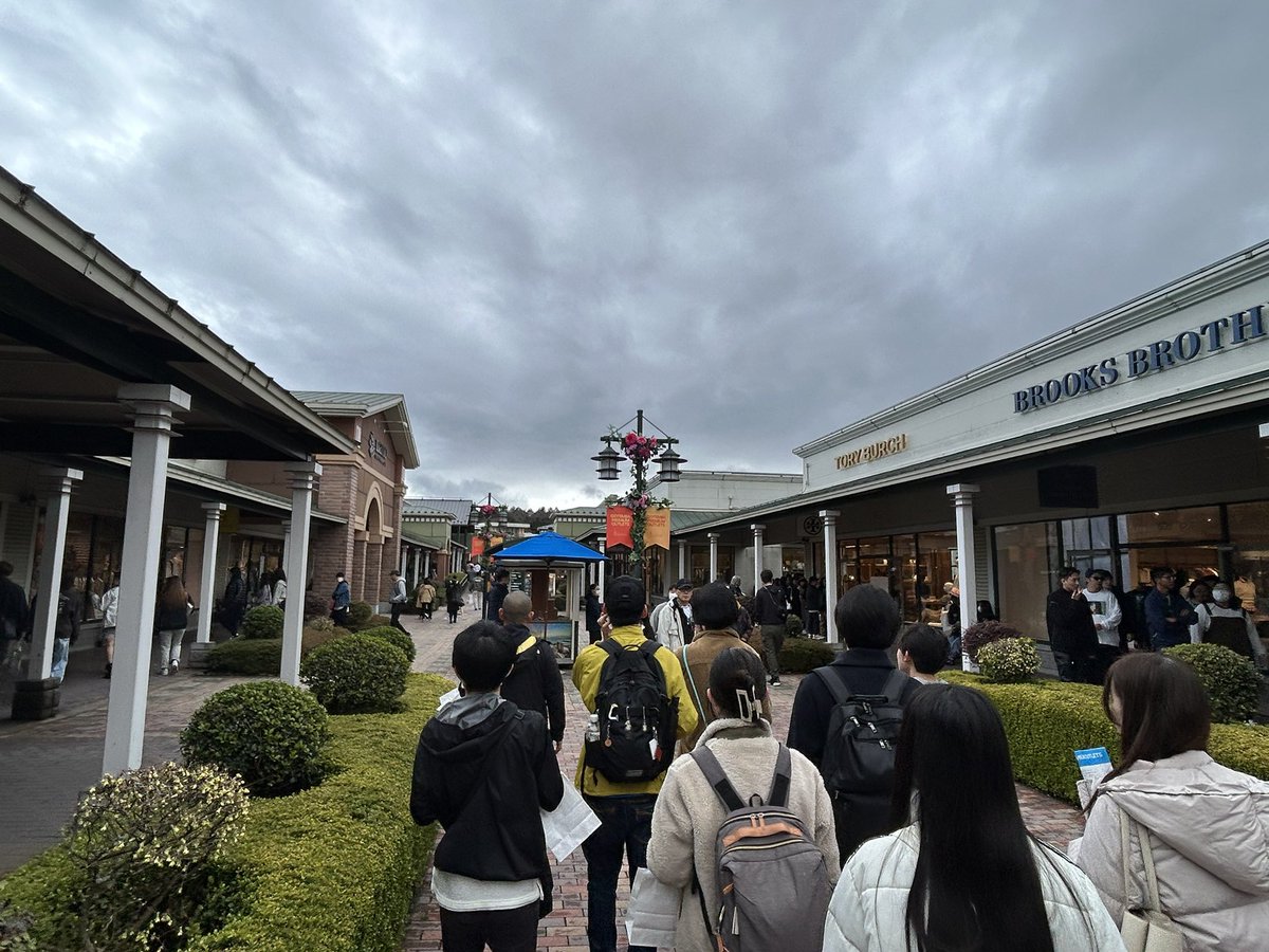 shopping_waseda's tweet photo. 先日は #ショッ研新歓 第一弾、御殿場プレミアム・アウトレットツアーを実施しました！
空間演出の工夫、海外でのマーケティング、当初の計画や開業前の秘話など、新鮮で貴重なお話が満載で、参加者一同非常に刺激を受けました。

終了後さわやかで食事会を行い、新入生と既存生の親睦を深めました！ https://t.co/idOycnSNIx