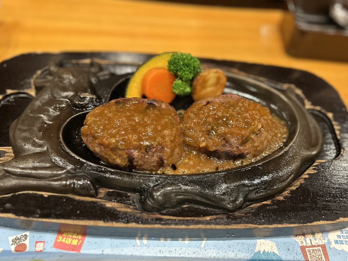 先日は #ショッ研新歓 第一弾、御殿場プレミアム・アウトレットツアーを実施しました！
空間演出の工夫、海外でのマーケティング、当初の計画や開業前の秘話など、新鮮で貴重なお話が満載で、参加者一同非常に刺激を受けました。

終了後さわやかで食事会を行い、新入生と既存生の親睦を深めました！