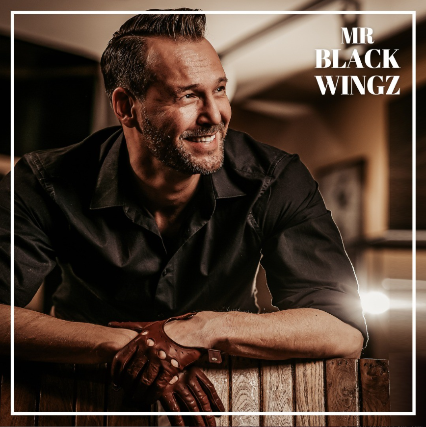 ⬇⬇⬇ Hallo, mein Name ist Mr. Blackwingz

Seit 20 Jahren DOM und Coach für BDSM, Liebe und Persönlichkeitsentwicklung.

Ich habe es mir zur Aufgabe gemacht, Menschen dabei zu helfen, ihre Fantasien, Vorlieben und Bedürfnisse zu verstehen und auszuleben.

Viele Menschen leiden