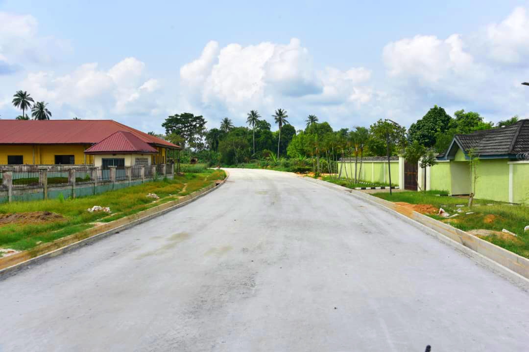 WomenConverge's tweet image. Another Milestone. Same Vision. One #SIM.

Gov. #SimFubara isn’t waiting for applause — he’s laying foundations.

The 5.9km Ihuowo–Ihuoma Road with dual drainage in Ahoada East LGA is one more proof that rural development is not just on the agenda — it’s already on the ground.