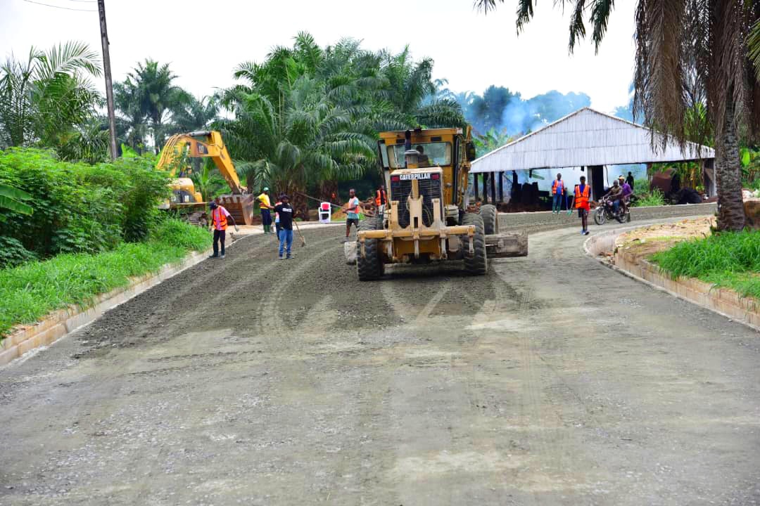 WomenConverge's tweet image. Another Milestone. Same Vision. One #SIM.

Gov. #SimFubara isn’t waiting for applause — he’s laying foundations.

The 5.9km Ihuowo–Ihuoma Road with dual drainage in Ahoada East LGA is one more proof that rural development is not just on the agenda — it’s already on the ground.