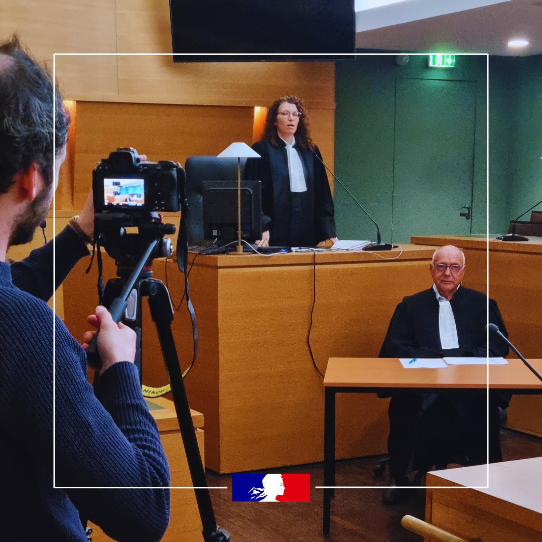 justice_gouv's tweet photo. Comment améliorer l’accueil des justiciables et renforcer le lien entre la Justice et les citoyens ? 

Le tribunal judiciaire de Lyon s'est penché sur le sujet en mettant en place un comité des usagers.
Depuis sa création, il y a un an, il a permis d’identifier 5 axes prioritaires :
➡ La prise en charge du handicap visible et invisible
➡ L’amélioration de l’accompagnement des victimes
➡ La prise en compte des personnes en difficulté face aux outils numériques
➡ L’adaptation du langage judiciaire pour le rendre plus compréhensible
➡ Une meilleure gestion du temps d’attente à l’audience

Une initiative qui porte déjà ses fruits et qui inspire jusqu’en Outre-mer. En Guadeloupe, la cour d’appel de Basse-terre souhaite installer dès 2025 un comité des usagers dans plusieurs sites judiciaires de l’archipel.

Retrouvez plus d’infos dans notre article 👉https://t.co/EelmkN1MEi