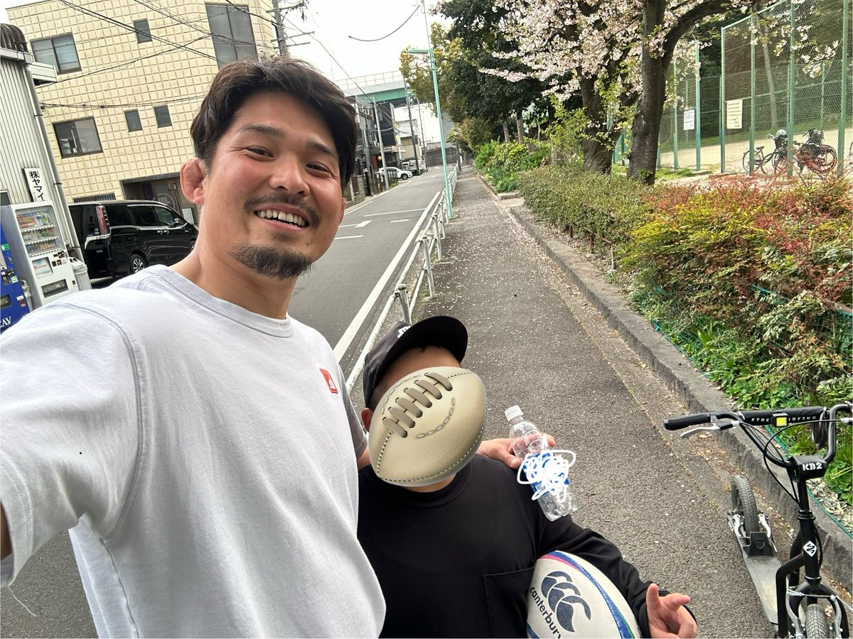 地元に帰ったついでに地元の神社でお参りして、昔よく遊んでた公園でジュース飲んでたら、ラグビーしてる少年がいて嬉しすぎて写真撮った！🤣
子どもの頃は公園でラグビーしてる子なんていなかったから嬉しいなー！！
少しずつだけど、ラグビーというスポーツが浸透してるのかななんて思うと嬉しい。