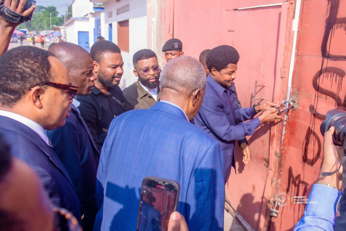 KabaLisolo1's tweet photo. 𝗝𝗨𝗦𝗧𝗜𝗖𝗘 | #RDC : À #Kinshasa, la concession du patriarche #Mukamba était spoilée pendant 28 ans. Grâce à l’implication du Ministre de la Justice et Garde des Sceaux, Constant Mutamba, le propriétaire légal est remis dans ses droits depuis ce mercredi 9 avril. 
#KabaLisolo https://t.co/FdkpOtGp1Q