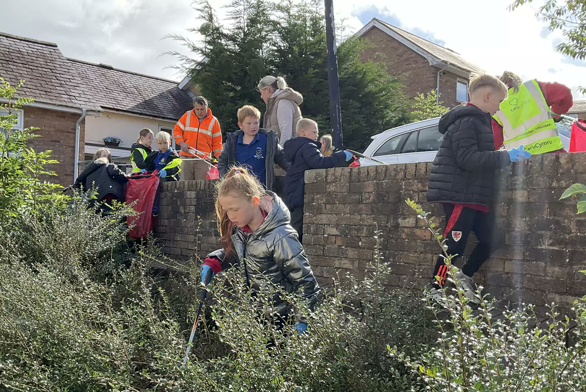 WelshCountry's tweet photo. Litter picking heroes across Powys are celebrating after the biggest and most successful ‘spring clean’ of the county.

https://t.co/1sdJyigL5z

@PowysCC  #keepwalestidy #springcleancymru #springcleancymru2025 #powyscc #carupowys #powyscountycouncil https://t.co/3rCoN7f9e9