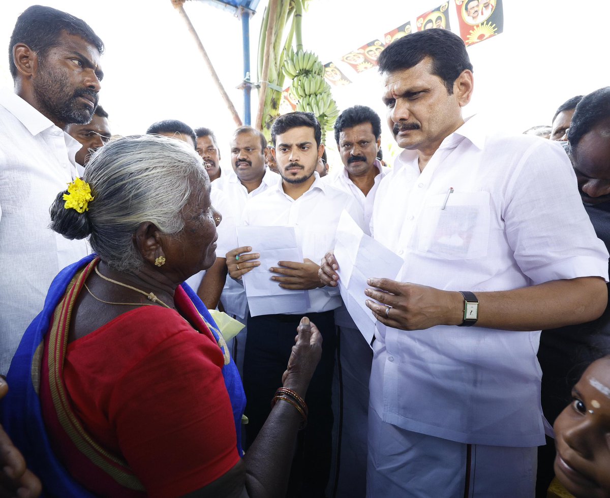 V_Senthilbalaji's tweet photo. களைப்பறியா கதிரவன், மாண்புமிகு தமிழ்நாடு முதலமைச்சர் தளபதி @mkstalin அவர்களின் நல்லாசிகளுடன், கோவை மாவட்டம் கிணத்துக்கடவு, தாமரைக்குளம் பகுதியில், 2 இடங்களில் ரூ. 1.28 கோடி மதிப்பில் தார் சாலைகளை மேம்படுத்து��்  பணிகளை துவக்கி வைத்த போது..

இந்நிகழ்வில், மாண்புமிகு பொள்ளாச்சி மக்களவை உறுப்பினர் திரு.கே.ஈஸ்வரசாமி அவர்கள், கோவை மாவட்ட ஆட்சியர் திரு. பவன்குமார் ஜி. கிரியப்பனவர் இ.ஆ.ப., கோவை மாநகராட்சி மேயர் திருமதி ரங்கநாயகி, உள்ளாட்சி அமைப்பு பிரதிநிதிகள் மற்றும் பொதுமக்கள் கலந்து கொண்டனர்..