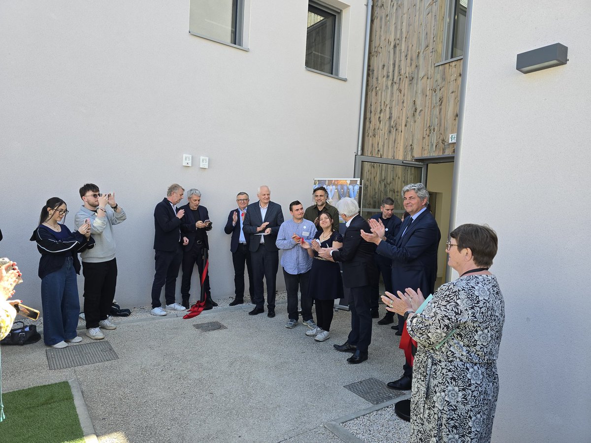clap755's tweet photo. Inauguration réussie de la plateforme « l’Envol » à Chalon-sur-Saône, ce mercredi 9 avril, en présence de Jean-Jacques Coiplet, DG de @ARSBFC. Un projet innovant porté par la Mutualité Française Saône-et-Loire pour l’inclusion des jeunes en situation de handicap. https://t.co/RXH6SZCgLb