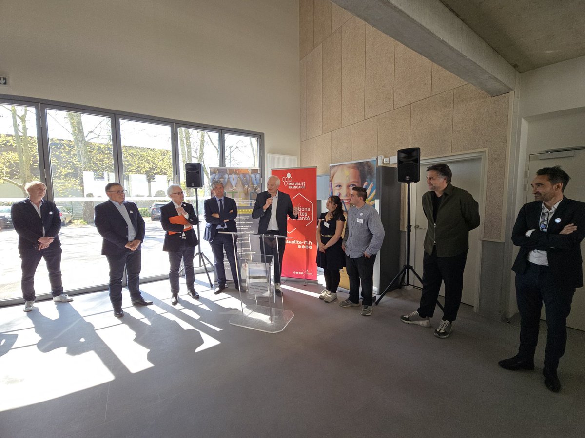 clap755's tweet photo. Inauguration réussie de la plateforme « l’Envol » à Chalon-sur-Saône, ce mercredi 9 avril, en présence de Jean-Jacques Coiplet, DG de @ARSBFC. Un projet innovant porté par la Mutualité Française Saône-et-Loire pour l’inclusion des jeunes en situation de handicap. https://t.co/RXH6SZCgLb