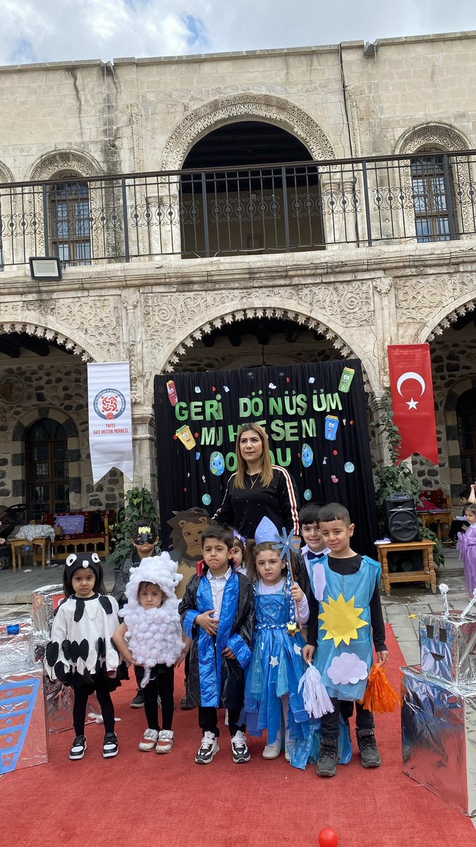 CizreAdem's tweet photo. 2025 Aile Yılı etkinlikleri kapsamında ;Sıfır Atık'a katkıda bulunmak için  Anasınıfı çocuklarımız ile Geri  dönüşüm ♻️ ve İklim temalı defile hazırladık. 
#sıfıratık #sıfıratıkprojesi #atık #geridönüsüm #aileyılı 
@tcailesosyal 
@csbgovtr 
@MahinurOzdemir 
@ashb_sygm @abaycar https://t.co/vRzOTlHolg