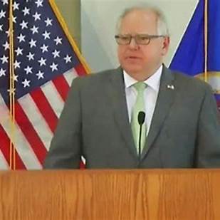 TheGoodFindz's tweet photo. Gov. Tim Walz was met with both applause and boos during his speech at the 'Veterans Day on the Hill' rally in Minnesota.
Some veterans confronted him over past military service claims, while others highlighted his efforts on veteran homelessness and support programs.
#Minnesota #VeteransDay #TimWalz #MNPolitics 

https://t.co/mNL6C8lsXH