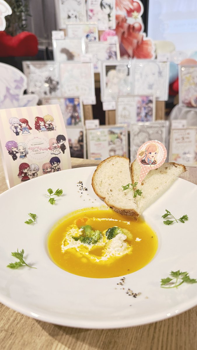 #ノベルスf創刊5周年 コラボカフェ行ってきた~🎈
僭越ながら、立て看板にサインさせていただきました(チェルシーの髪のとこに金のペンで)
これからの方も楽しんでいただければ幸いです!
https://t.co/ka8bXmk1Ol
