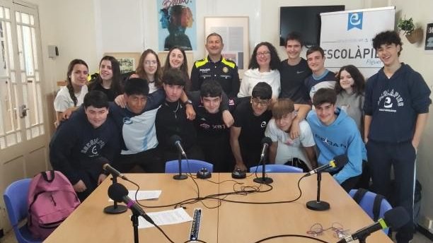 🐾 A #LHoraDelPati els alumnes de <a href="/EscolapiesFIG/">Escolàpies Figueres</a>  entrevisten Núria Bartrolich i Paco Cardosa per parlar sobre benestar animal i tinença responsable a Figueres.
🎧 Escolta’l 👉radiovilafant.net/2025/04/10/%f0…

#BenestarAnimal #RàdioEscolar #Figueres #RàdioVilafant