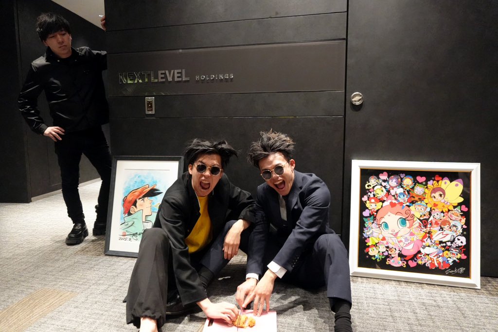 menchiniki's tweet photo. 行列のできる相談事務所で落札した高額絵画前で
新入社員とメンチ切ってきた。 https://t.co/AjmX87oSAx