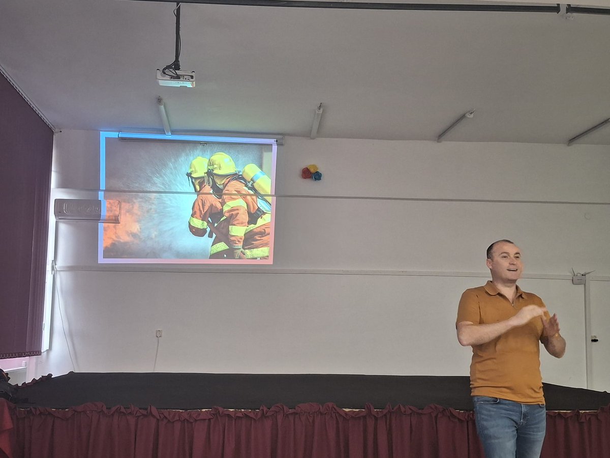 SafetyRomania's tweet photo. In cadrul programului Școala Altfel, am avut bucuria de a susține o prezentare la Școala Profesională Specială "SAMUS" din Cluj-Napoca.

Elevii au aflat informații esențiale despre siguranța de zi cu zi.

#protectiamuncii #ssm #cluj https://t.co/Zqw4rqSDyk