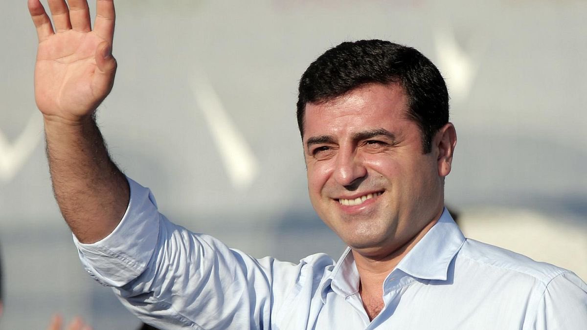 elfesya_nas's tweet photo. İyi ki doğdun! 🎁 
Rojbuna te pîroz be 🎂#SelahattinDemirtaş https://t.co/gkVHd5UpdT