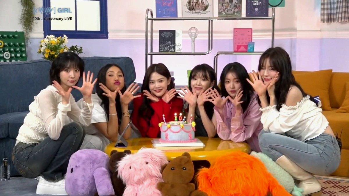 reelephant_omg's tweet photo. #오마이걸 

🐰🐻🐱🐿🦌🐶 캡쳐타임 💖

10주년 정말로 축하해 💖
오마이걸 해줘서 너무 고마워 💖 https://t.co/dzASFfwvzG