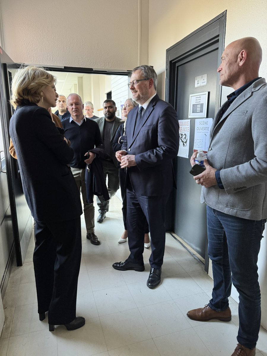 SDamergy's tweet photo. Un bel échange avec les élèves du lycée Saint-Exupéry en présence de @vpecresse , @raphaelcognet , @vincent_poiret et du proviseur M.Saussais
Des élèves engagés, créatifs et inspirants 👏
Fier de soutenir cette jeunesse pleine d’avenir ✨
#Education #Jeunesse #IDF https://t.co/jmc229Riwb