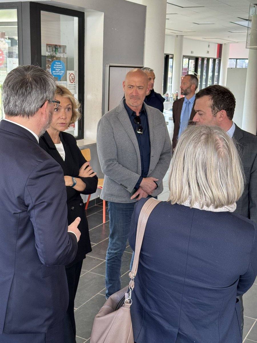 SDamergy's tweet photo. Un bel échange avec les élèves du lycée Saint-Exupéry en présence de @vpecresse , @raphaelcognet , @vincent_poiret et du proviseur M.Saussais
Des élèves engagés, créatifs et inspirants 👏
Fier de soutenir cette jeunesse pleine d’avenir ✨
#Education #Jeunesse #IDF https://t.co/jmc229Riwb