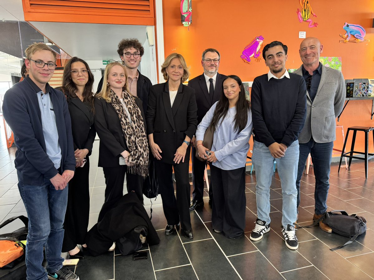 SDamergy's tweet photo. Un bel échange avec les élèves du lycée Saint-Exupéry en présence de @vpecresse , @raphaelcognet , @vincent_poiret et du proviseur M.Saussais
Des élèves engagés, créatifs et inspirants 👏
Fier de soutenir cette jeunesse pleine d’avenir ✨
#Education #Jeunesse #IDF https://t.co/jmc229Riwb