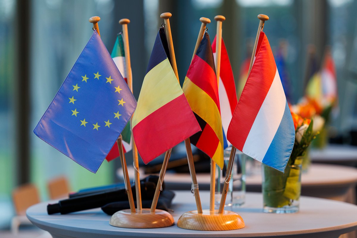 NRW-Landesvertretung (@nrw_in_berlin) on Twitter photo Go-Live für #BeneluxNet in der #BotschaftDesWestens
Online-Start der neuen Plattform für Kultur, Geschichte, Politik, Wirtschaft der Beneluxstaaten 🇧🇪🇳🇱🇱🇺
Minister Liminski <a href="/mbeimnrw/">MBEIM.NRW</a> unterstützt Projekt der <a href="/unipb/">Universität Paderborn</a> als Schirmherr
ℹ️uni-paderborn.de/nachricht/1477…
🔗benelux.net Go-Live für #BeneluxNet in der #BotschaftDesWestens
Online-Start der neuen Plattform für Kultur, Geschichte, Politik, Wirtschaft der Beneluxstaaten 🇧🇪🇳🇱🇱🇺
Minister Liminski <a href="/mbeimnrw/">MBEIM.NRW</a> unterstützt Projekt der <a href="/unipb/">Universität Paderborn</a> als Schirmherr
ℹ️uni-paderborn.de/nachricht/1477…
🔗benelux.net