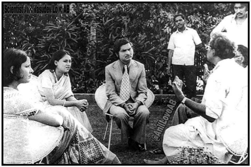 DrAnilLoveAB's tweet photo. Congratulations on completion of🎉🌹💐
#50YearsOfChupkeChupke
My Dear Guruji Shri @SrBachchan Sirji &
@aapkadharam ji #OmPrakash ji
#JayaBachchan ji #SharmilaTagore ji
#Asrani ji #KeshtoMukherje ji
#LilyChakravarty ji #UshaKiran ji
#DavidAbrahamCheulkar ji & Team
Based on Chhadobeshi by
Upendranath Ganguly
Written by #ShakeelChandra ji &
#UpendranathGanguly ji #Gulzar ji
#DNMukherjee ji #BirenTripathy ji
Directed by #HrishikeshMukherjee ji
Music by #SachinDevBurman ji
Produced by #HrishikeshMukherjee ji & #NCSippy ji (11 April 1975)