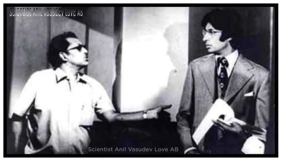DrAnilLoveAB's tweet photo. Congratulations on completion of🎉🌹💐
#50YearsOfChupkeChupke
My Dear Guruji Shri @SrBachchan Sirji &
@aapkadharam ji #OmPrakash ji
#JayaBachchan ji #SharmilaTagore ji
#Asrani ji #KeshtoMukherje ji
#LilyChakravarty ji #UshaKiran ji
#DavidAbrahamCheulkar ji & Team
Based on Chhadobeshi by
Upendranath Ganguly
Written by #ShakeelChandra ji &
#UpendranathGanguly ji #Gulzar ji
#DNMukherjee ji #BirenTripathy ji
Directed by #HrishikeshMukherjee ji
Music by #SachinDevBurman ji
Produced by #HrishikeshMukherjee ji & #NCSippy ji (11 April 1975)