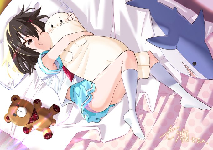 skebで依頼したうちの子が納品されました!  

ぬいぐるみ抱きしめぷに頬可愛い!あと初の夏服!チラりと覗く腋とパンツがほんのりエッチ…!健康的なおみ足!ぬいぐるみはアドリブで投げましたがこれは🦭と🦈✨❗️
全部がカワイイ…
たまには日常系も良いよね…!

次リプ絵師様紹介になります～ 