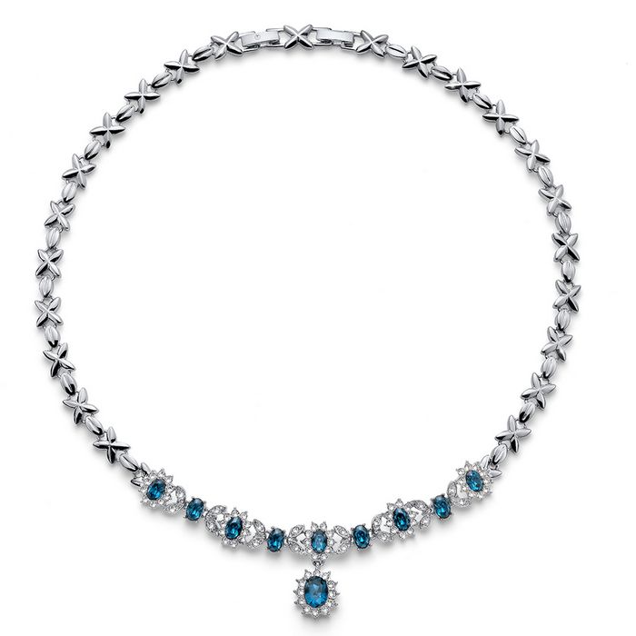 Das Oliver Weber Collier „Princess Montana“ begeistert mit einem funkelnden Kristall in edlem Montana-Blau – einer tiefblauen Nuance, die Eleganz und Stil vereint. 
👉 Jetzt entdecken und online bestellen bei allgaeu-shopping.de