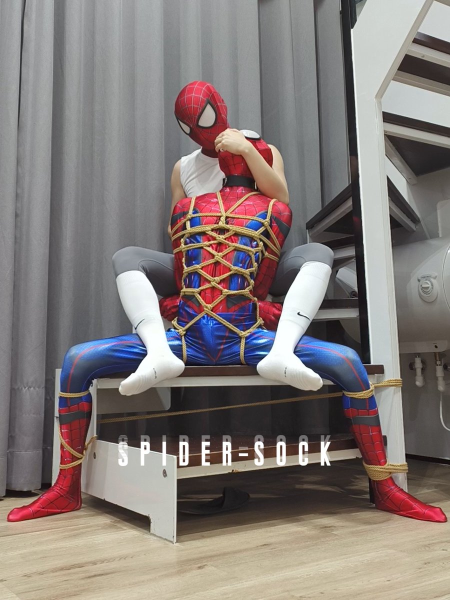 蜘蛛俠，
如果連這一波攻擊都扛不住的話，
怎麼經受得住樓上更加慘絕人寰的招數，
看來小蜘蛛今天要交代在這兒了😏
🪢&amp;📷:<a href="/socklad/">spider-sock</a>
spidey:<a href="/owb233/">小炮射大雕</a>