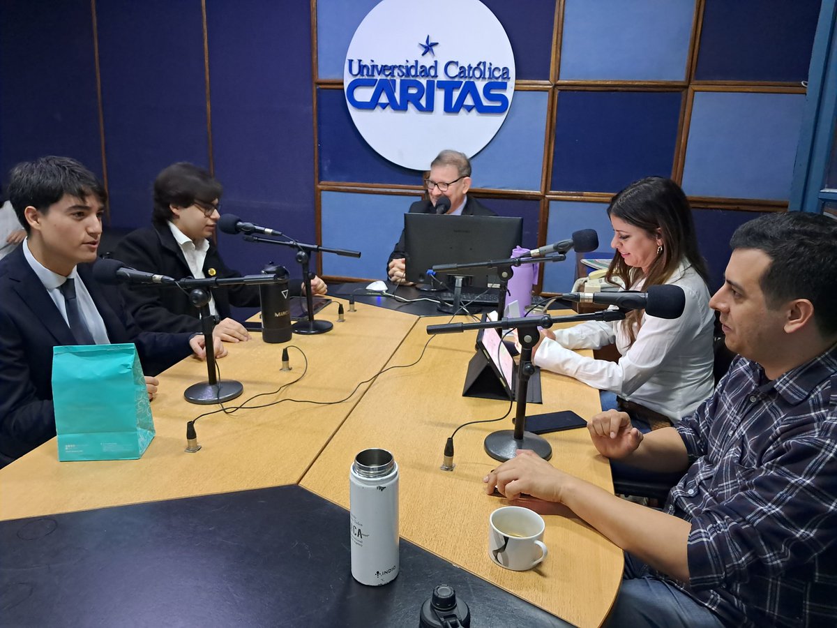 680CARITAS's tweet photo. ‼️ AHORA

🔹️ En #ElPase🫱🏻‍🫲🏼 entre #ElDespertador y #Martini680 nos visita Alexa Melnyczuk, Marcos Galeano y Tadeo Martínez, del Club de Diplomacia de la Facultad de Ciencias Jurídicas y Diplomáticas de la UC.

#680AM https://t.co/3flA7c3Hlv