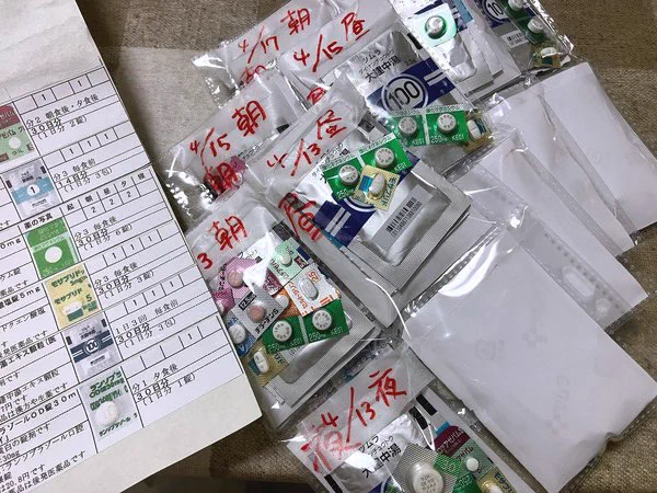【本日の高齢母】薬の種類が多い上に朝昼晩で飲む薬が違う。おまけに「飲んだっけ?」と飲み忘れや二度飲み事案が発生しそうなので、一回ぶんずつ分けようとしたら、市販のケースじゃ小さ過ぎ。 