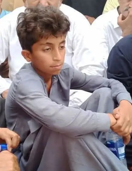 Views_indus's tweet photo. خدا جي ڪا مار پوي قاتلن تي
شهيد صحافي اي ڊي شر
ماءُ پيءُ جو اڪيلو پٽ ۽ پنج ڀينرن جو اڪيلو ڀاءُ 😭
جو معصوم بيمار پُٽ جنھن جي دل ۾ سوراخ آھي
سندس بيدردي سان قتل ٿيل والد جي لاش رکي
قاتلن جي گرفتاريءَ انصاف لاءِ ڌرڻو ھڻي ويٺل آھي 😭😢
#NoMoreCanalsOnIndus
#JusticeForAdShar https://t.co/tNCGyIjN6w