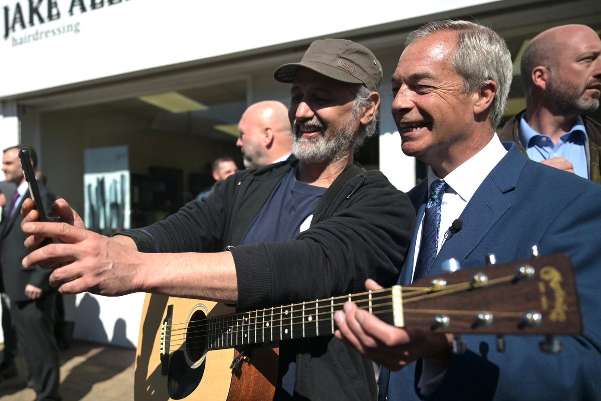Nigel_Farage tweet picture