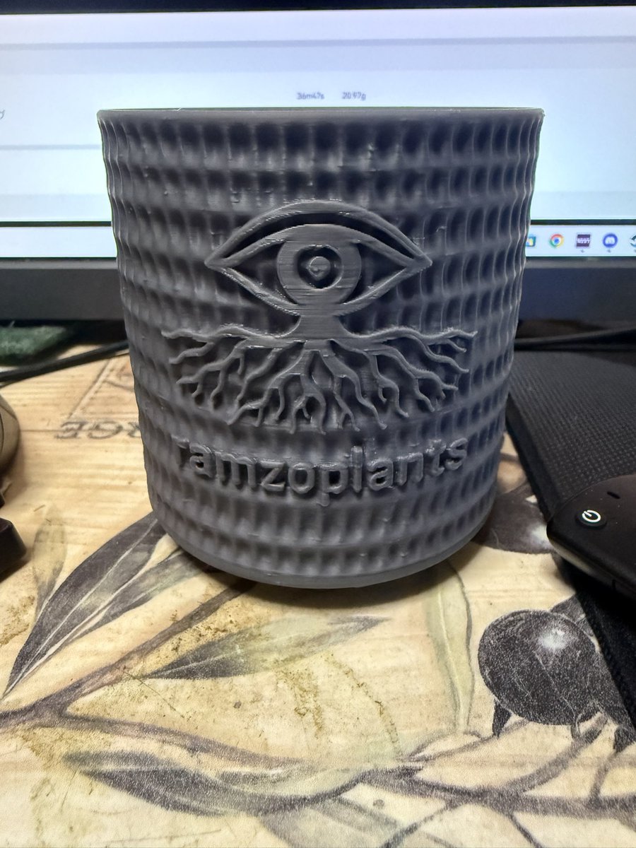 ramzoplants's tweet photo. ROOT STAND
ロゴを入れた鉢、ひとつだけ作ってみた。
目と根っこのマーク。
静かに主張するこの感じ、わりと気に入ってる。
これからどう使うかはまだ未定。
でも、とりあえず形にできたことが嬉しい。
#ROOTSTAND #RamzoPlants #ロゴ鉢 #3Dプリント鉢 https://t.co/HRg4ipONpc