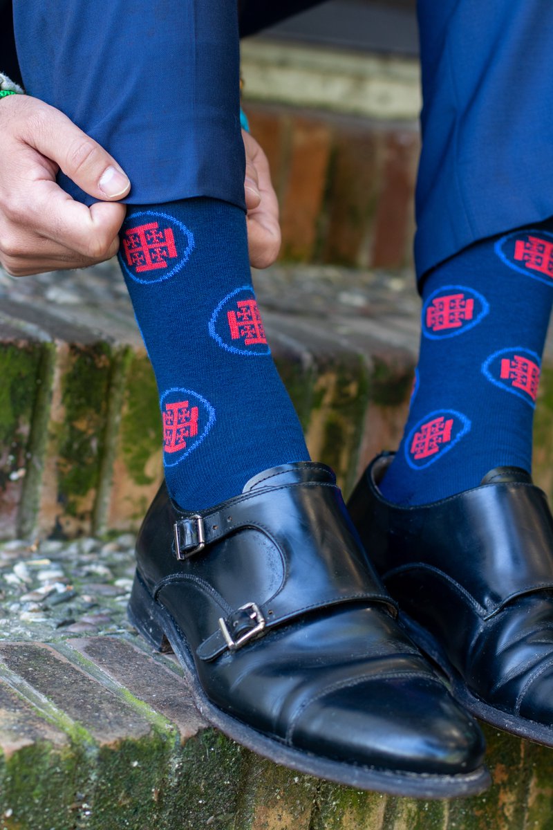 ¡NUEVOS MODELOS Semana Santa 2025! No podíamos faltar a la cita con nuestros queridos capillitas.

Para que os lo pongáis tanto en busca de la bulla o desde tu casa tranquilamente viéndola por la tele.

Ya a la venta en tiendas Pepe Pinreles y en nuestra web