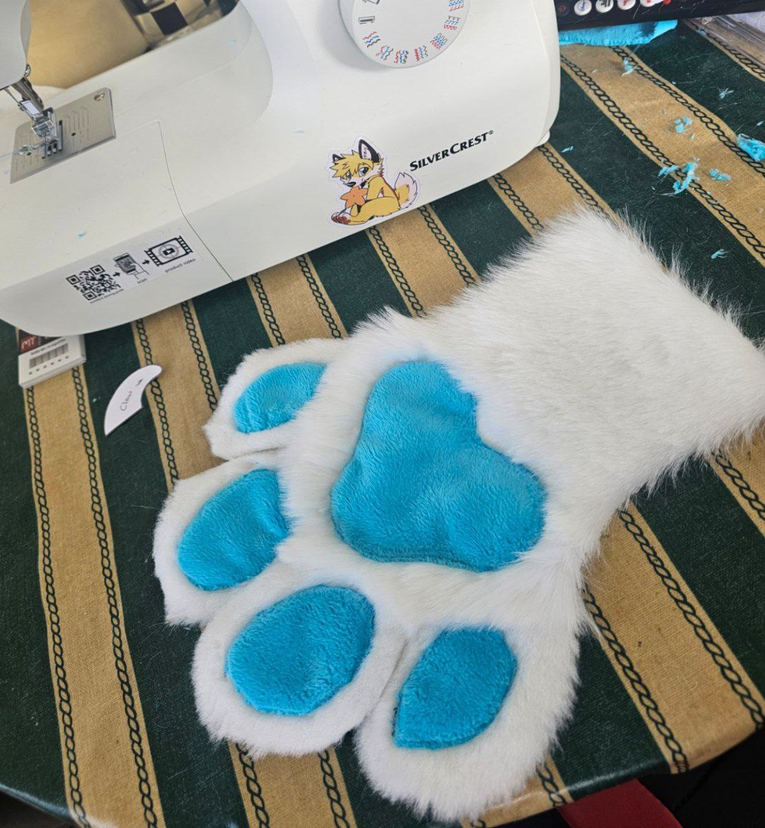 Paws 💙
#fursuitmaker #fursuitmaking