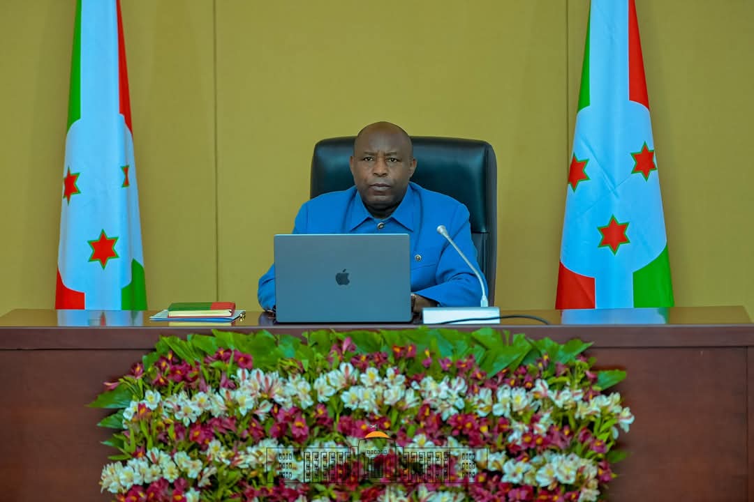 IntumwaNews's tweet photo. Le Conseil des Ministres  s’est tenu ce mercredi 9 avril 2025 à @NtareHouse , sous la présidence de Son Excellence Évariste @GeneralNeva, Président de la République du #Burundi.
À l’ordre du jour, cinq points ont été examinés :
1. Projet de loi régissant le secteur de l’artisanat au Burundi.  
2. Projet de loi  portant ratification, par la République du Burundi, du Traité sur la création de l’Agence Africaine du Médicament (AMA).  
3. Projet de décret relatif à la révision du décret n°100/010 du 6 février 2018 concernant l’organisation et la circonscription territoriale des divisions d’infanterie de la Force de Défense Nationale du Burundi (FDNB)  
4. Mémorandum d’entente sur la mise en œuvre d’un projet d’ augmentation de la capacité d’énergie solaire photovoltaïque  à Mubuga.  
5. Divers