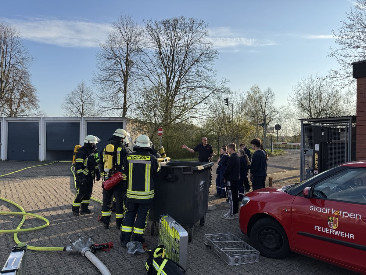 FeuerwehrKerpen's tweet photo. #Infotag für interessierte Mitglieder unserer #Jugendfeuerwehren. Spannende Einblicke in den #Alltag bei der #FeuerwehrKerpen
https://t.co/jJxU3kSsuF
Unser Einsatz. Ihre Feuerwehr. https://t.co/9bEirnlFl3