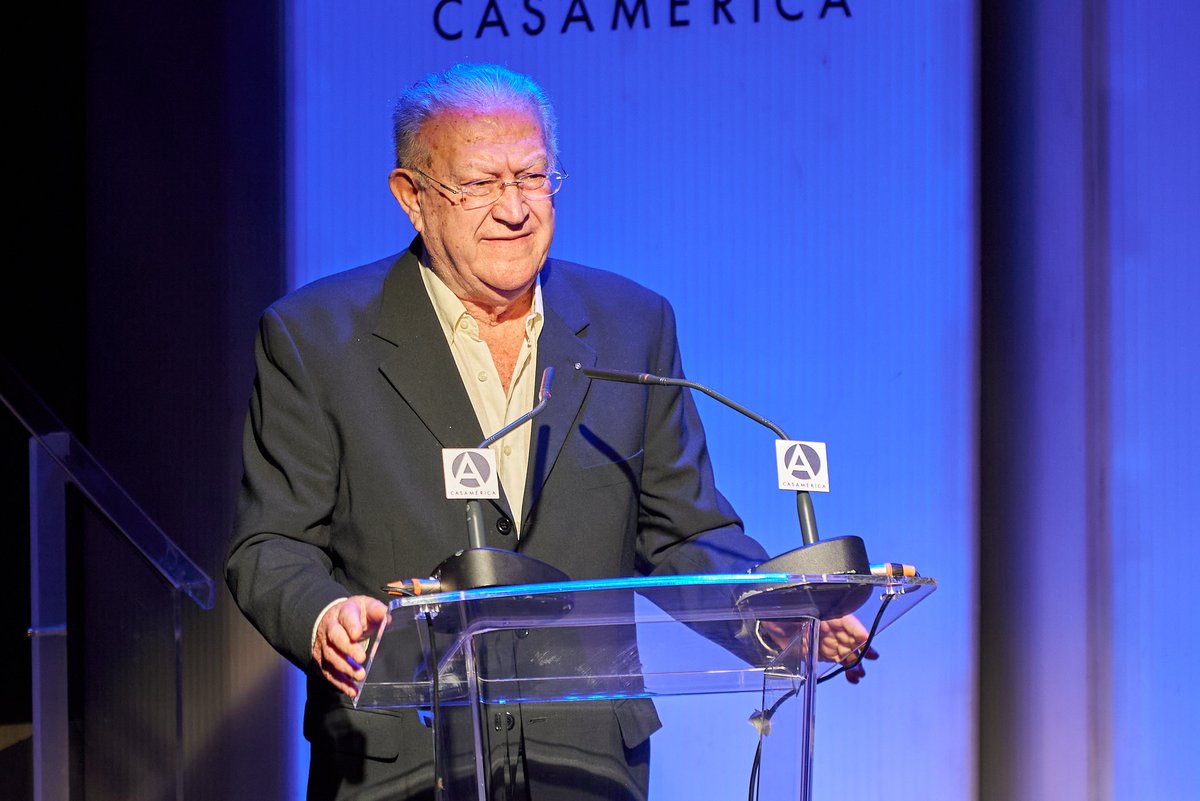Casa de América (@casamerica) on Twitter photo <a href="/moisesmoreram/">Moisés Morera Martín</a> <a href="/SergioRdgzCC/">Sergio Rodríguez</a> <a href="/GiocondaBelliP/">Gioconda Belli</a> <a href="/ValeCorreaFiz/">Valeria Correa Fiz</a> <a href="/adribertorelli/">Adriana Bertorelli Párraga</a> <a href="/jotacesampedro/">Juan Carlos Garcia Sampedro</a> <a href="/PoetasConN/">Poetas con Ñ - Mujeres en verso</a> <a href="/CabLaPalma/">Cabildo de La Palma</a> <a href="/culturalapalma/">Cultura en La Palma</a> 📚 Elsa López ha sabido reflejar en su obra el carácter mestizo y atlántico, reivindicando la esencia de Canarias como un espacio de confluencia entre España, África y América Latina. Elsa no es solo poeta de su tierra, es también un puente hacia Iberoamérica. <a href="/moisesmoreram/">Moisés Morera Martín</a> <a href="/SergioRdgzCC/">Sergio Rodríguez</a> <a href="/GiocondaBelliP/">Gioconda Belli</a> <a href="/ValeCorreaFiz/">Valeria Correa Fiz</a> <a href="/adribertorelli/">Adriana Bertorelli Párraga</a> <a href="/jotacesampedro/">Juan Carlos Garcia Sampedro</a> <a href="/PoetasConN/">Poetas con Ñ - Mujeres en verso</a> <a href="/CabLaPalma/">Cabildo de La Palma</a> <a href="/culturalapalma/">Cultura en La Palma</a> 📚 Elsa López ha sabido reflejar en su obra el carácter mestizo y atlántico, reivindicando la esencia de Canarias como un espacio de confluencia entre España, África y América Latina. Elsa no es solo poeta de su tierra, es también un puente hacia Iberoamérica.