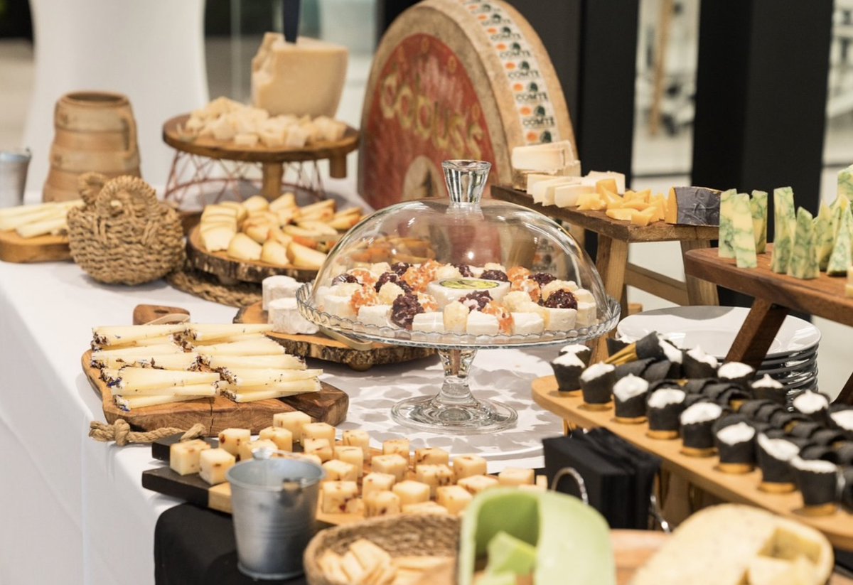 valledearas's tweet photo. Así fue el bufet de quesos 🧀 que montamos para la inauguración de la nueva sede de @dobussmkt , en Córdoba.

Para esta ocasión tan especial, personalizamos con el nombre del grupo uno de nuestros quesos de mayor tamaño, el Comté, además de llevar una selección de nuestros quesos https://t.co/5QknjVcx4x