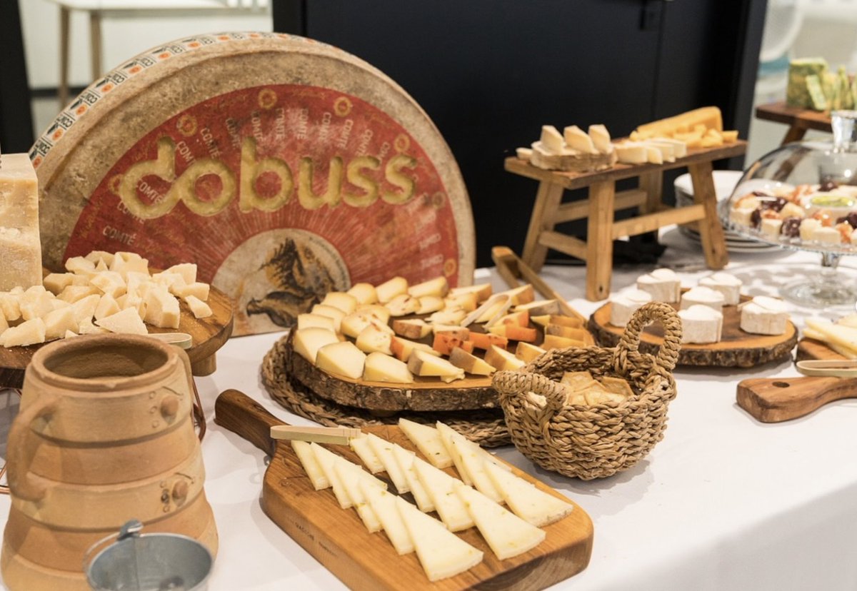valledearas's tweet photo. Así fue el bufet de quesos 🧀 que montamos para la inauguración de la nueva sede de @dobussmkt , en Córdoba.

Para esta ocasión tan especial, personalizamos con el nombre del grupo uno de nuestros quesos de mayor tamaño, el Comté, además de llevar una selección de nuestros quesos https://t.co/5QknjVcx4x