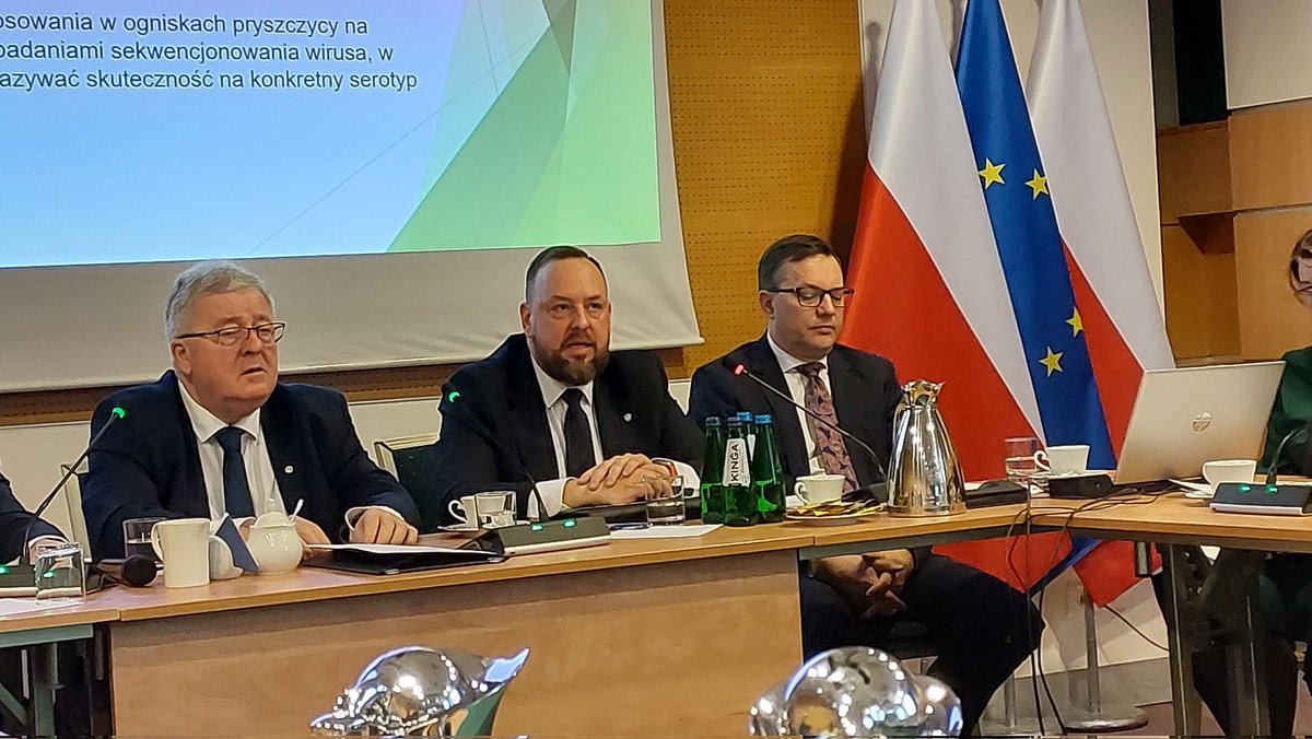 Iwona Dyba (@dyba_iwona) on Twitter photo Paweł Meyer Z-ca GLW:
Szczepienie interwencyjne przed uśmierceniem zwierząt, pod kątem pryszczycy. Ma na celu zatrzymanie zakażenia w stadzie. Zwierzęta muszą zostać pozniej zabite. TYLKO i wyłącznie w ogniskach choroby i w stadach kontaktowych. #FMD #pryszczyca <a href="/MRiRW_GOV_PL/">Ministerstwo Rolnictwa i Rozwoju Wsi</a> Paweł Meyer Z-ca GLW:
Szczepienie interwencyjne przed uśmierceniem zwierząt, pod kątem pryszczycy. Ma na celu zatrzymanie zakażenia w stadzie. Zwierzęta muszą zostać pozniej zabite. TYLKO i wyłącznie w ogniskach choroby i w stadach kontaktowych. #FMD #pryszczyca <a href="/MRiRW_GOV_PL/">Ministerstwo Rolnictwa i Rozwoju Wsi</a>
