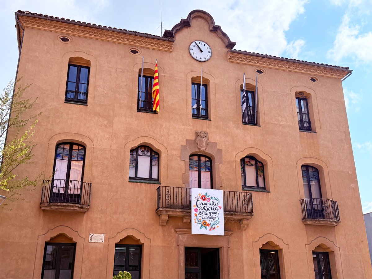 AjdeSuria's tweet photo. El plafó de les Caramelles de Súria ja llueix a la façana principal de la Casa de la Vila.
Més informació sobre els propers actes de les Caramelles de Súria 2025: https://t.co/gJNzymhiKo. https://t.co/8FG9e1srI1