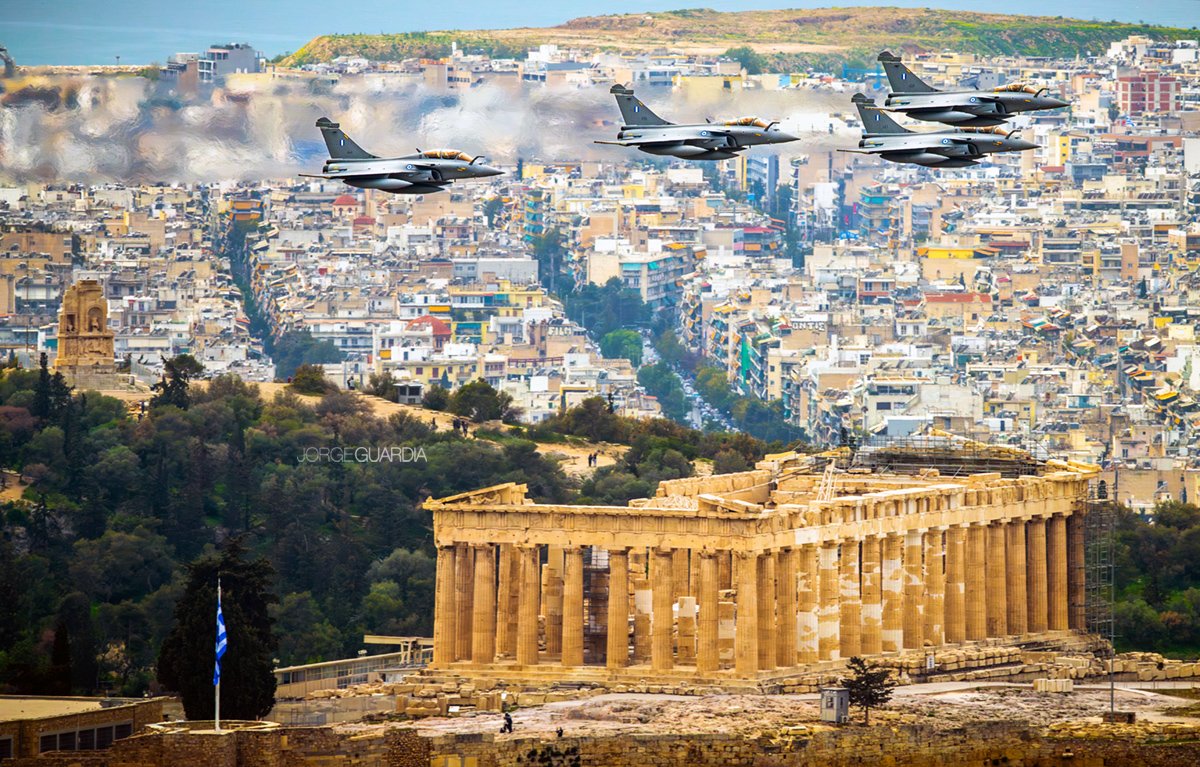 Los griegos celebran su día de la independencia con una visión que sus antiguos habitantes habrían creído digna de sus dioses.
Los mismos que nos brindaron fortuna para el resto del viaje. 🇬🇷
#Rafale #Parthenon #Ακρόπολη