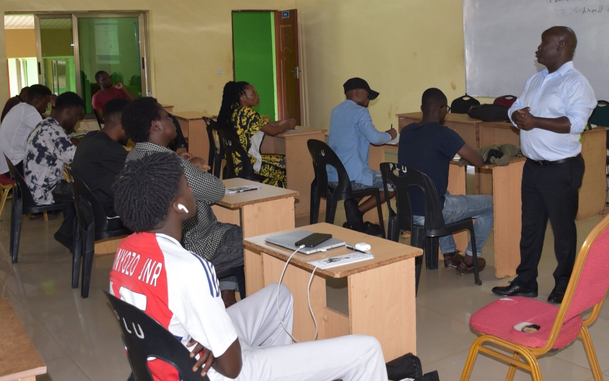 USEmbassyLLW's tweet photo. Delighted to partner with Pentecostal Life University, @malawi_college, and @MalawiMit to train students and faculty on #eLibraryUSA! We explored eLibraryUSA’s resources to help students access trusted study materials to support their academic success! #USAinMalawi https://t.co/yjRCTPvzsN