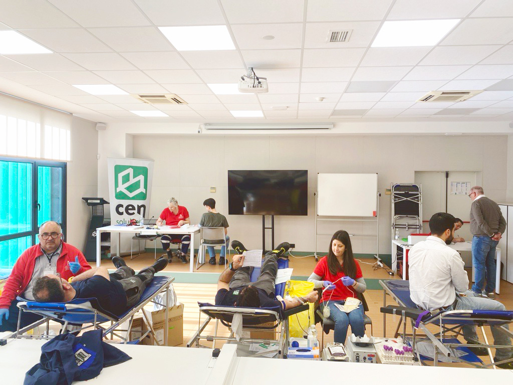 cen_solutions's tweet photo. 🔎 Hoy hemos tenido el placer de acoger en nuestras instalaciones una campaña de donación de sangre, organizada en colaboración con el Centro de Transfusión, Tejidos y Células de Sevilla de la Consejería de Salud y Consumo de la @AndaluciaJunta 💉🩸 https://t.co/ixJnFcqe5H