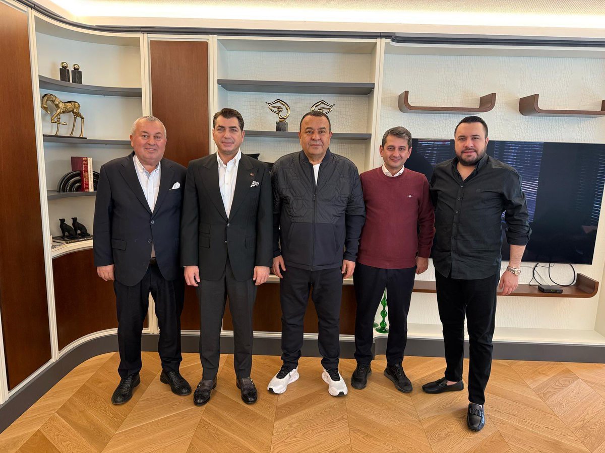 İstanbul’da İBB Meclis Üyemiz Sn Ekrem Eray Arda kardeşim ve Sn İbrahim Özkan beyefendi ile birlikte Ankara Milletvekilimiz Sn Adnan Beker abim ve kıymetli evladı Oğuzhan Beker kardeşimizin misafiriyiz. Nezaketleri ve misafirperverlikleri için çok teşekkür ederiz. Sağolsun
